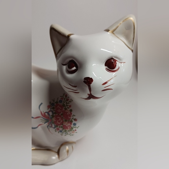 Vintage White Cat Figurine with Flowers - Picture 4 of 5